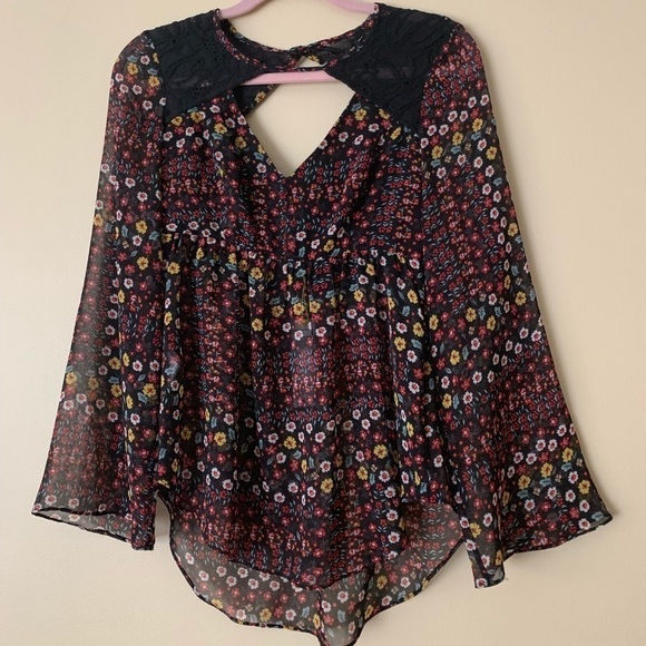 NWT BCBGeneration Floral Top Lace Trim,V-Neck,Black-Multi,Bell Sleeve,Size 2 - Picture 4 of 15